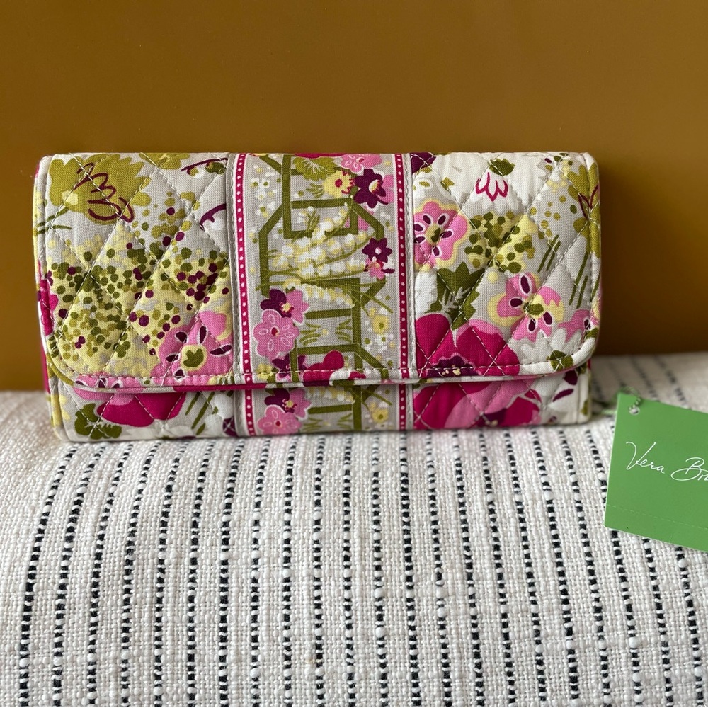 Vera Bradley Gallery wallet Make me Blush Magnetic closure